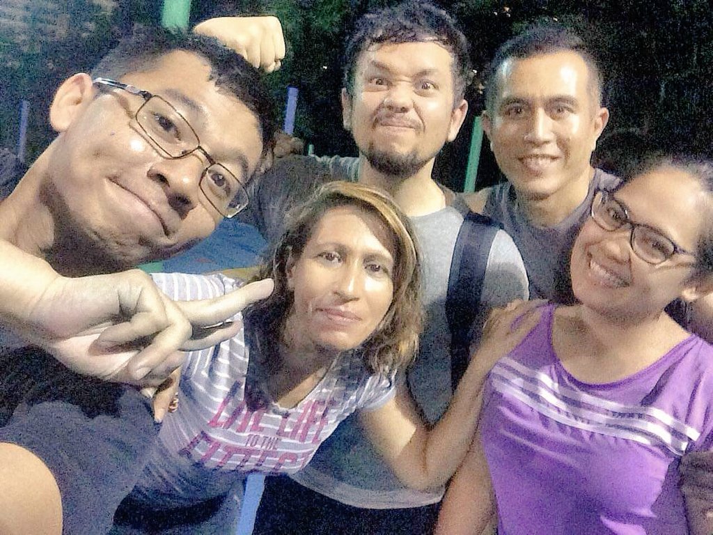 AbangOmar's tweet photo. Wajah ceria penat @jaydeesm @wannie @dynieo & kak Swaran seleoas night exercise #abangomar #kongsiilmu #nightexercise #nopainnogain #fitforfitness #burnfat #burncalories #sweat #healthiswealth #untuksihatdemikesihatan https://t.co/EzqtOycqvm