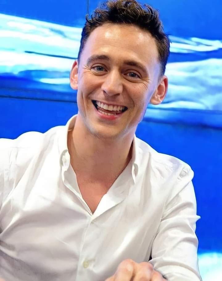 EveDeLeon_'s tweet photo. Feliz cumpleaños, a mi rey Tom Hiddleston ❤ https://t.co/EIueAFLbqb