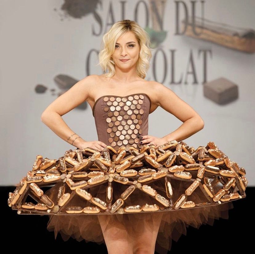 🍫 Salon du Chocolat New York 2021 🍫 connects cocoa producers, chocolatiers, pastry chefs, and thousands of individuals who are passionate about chocolate! Experience the famous Chocolate Fashion Show made from and inspired by chocolate. Get your ticket now! 👉 Link in our bio!