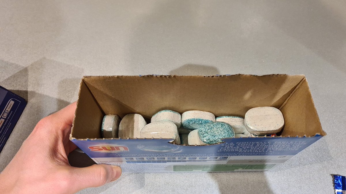 Raphael_Labrous's tweet photo. @Unilever I just opened a SUN dishwasher tablet pack x24. Box is half empty... fooling customers and increase CO2 emissions for transportation...come on!! https://t.co/dklSqExrCr