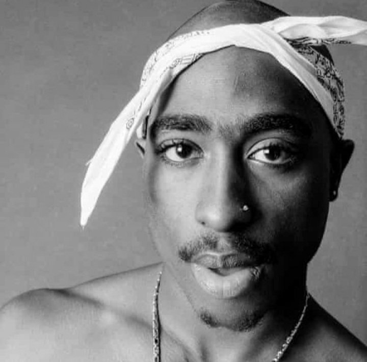 HIGH6ST's tweet photo. Tupac https://t.co/xcJ72jGyJI