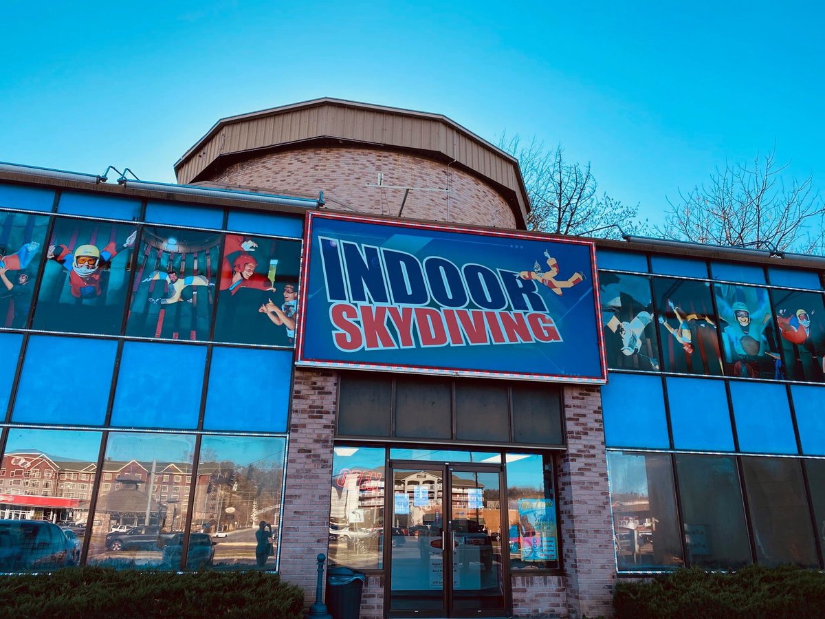 We will have expanded hours from February 13th - February 14th from 10am-8pm! We recommend making reservations for the busier holiday weekend on our website here: flyawayindoorskydiving.com/indoor-skydivi… 
#ValentinesDay2021 #valentinesdaygift #pigeonforge #gatlinburgtennessee #indoorskydiving