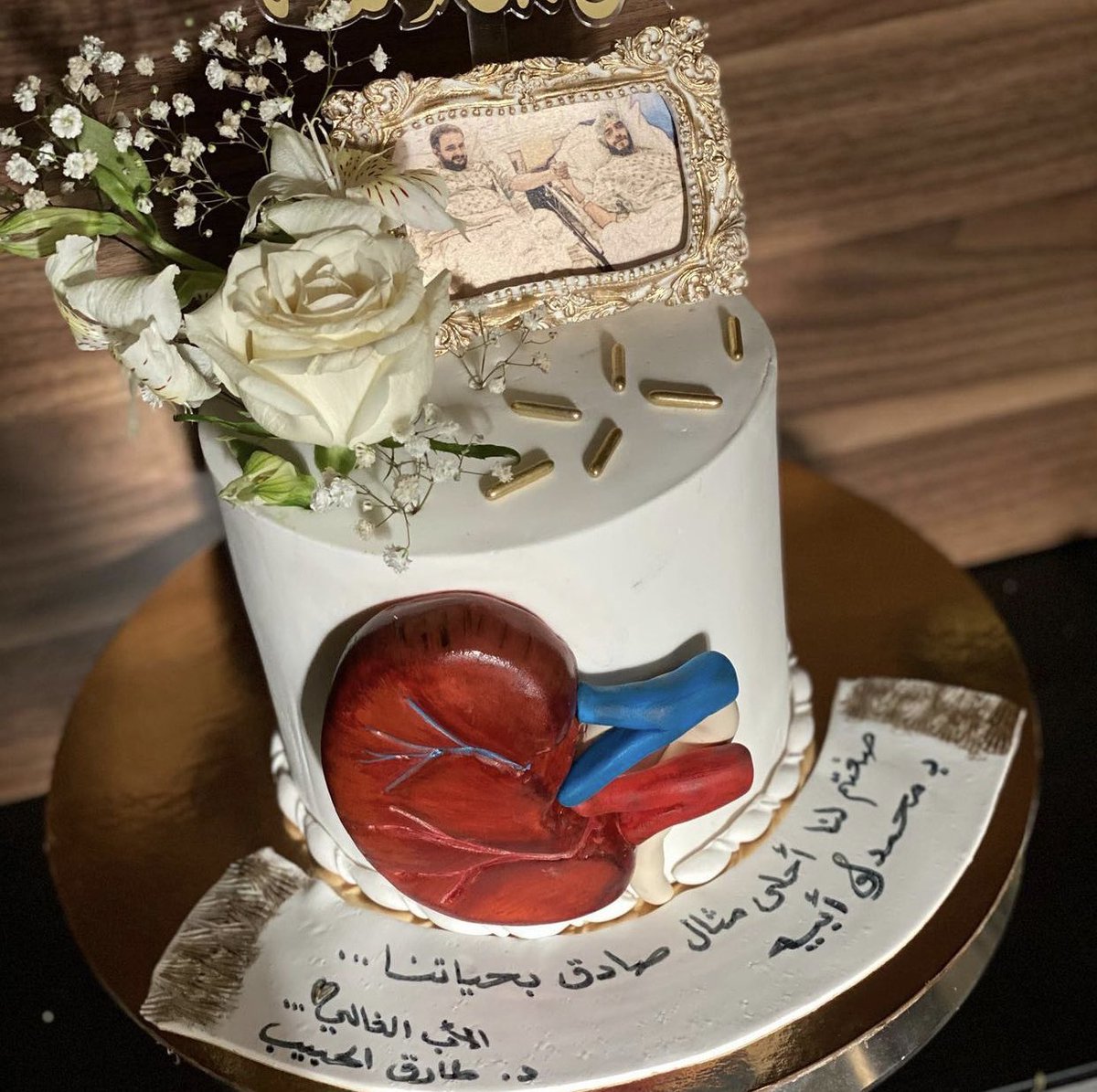 spatuledechef's tweet photo. تشرفنا بمشاركة الأب البروفيسور د. طارق الحبيب وابنه المصون للذكرى السنوية على الشاشة الجميلة روتانا "خليجية" في برنامج "يا هلا"بلفتة متواضعة وتقديم كيكة تجسد لنا أنبل مواقف البر بين الابن وأبيه...و "ألف الحمدلله على سلامتكم دائما وأبدًا" 

@Talhabeeb @Khalejiatv @YaHalaShow https://t.co/LQcy2Uu7Zu