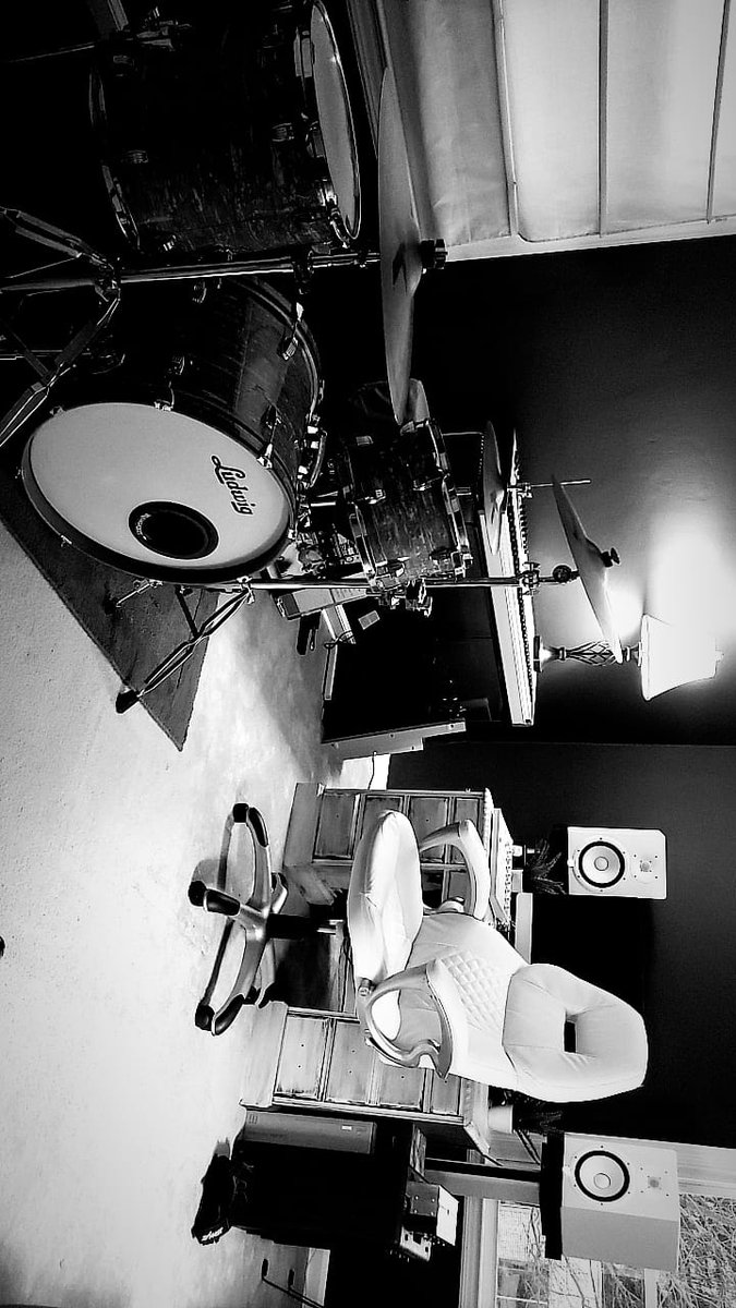 DYL____'s tweet photo. It feels great to finally have the studio set up at the new crib. 🥲🖤 https://t.co/Rb5kbrkB2v