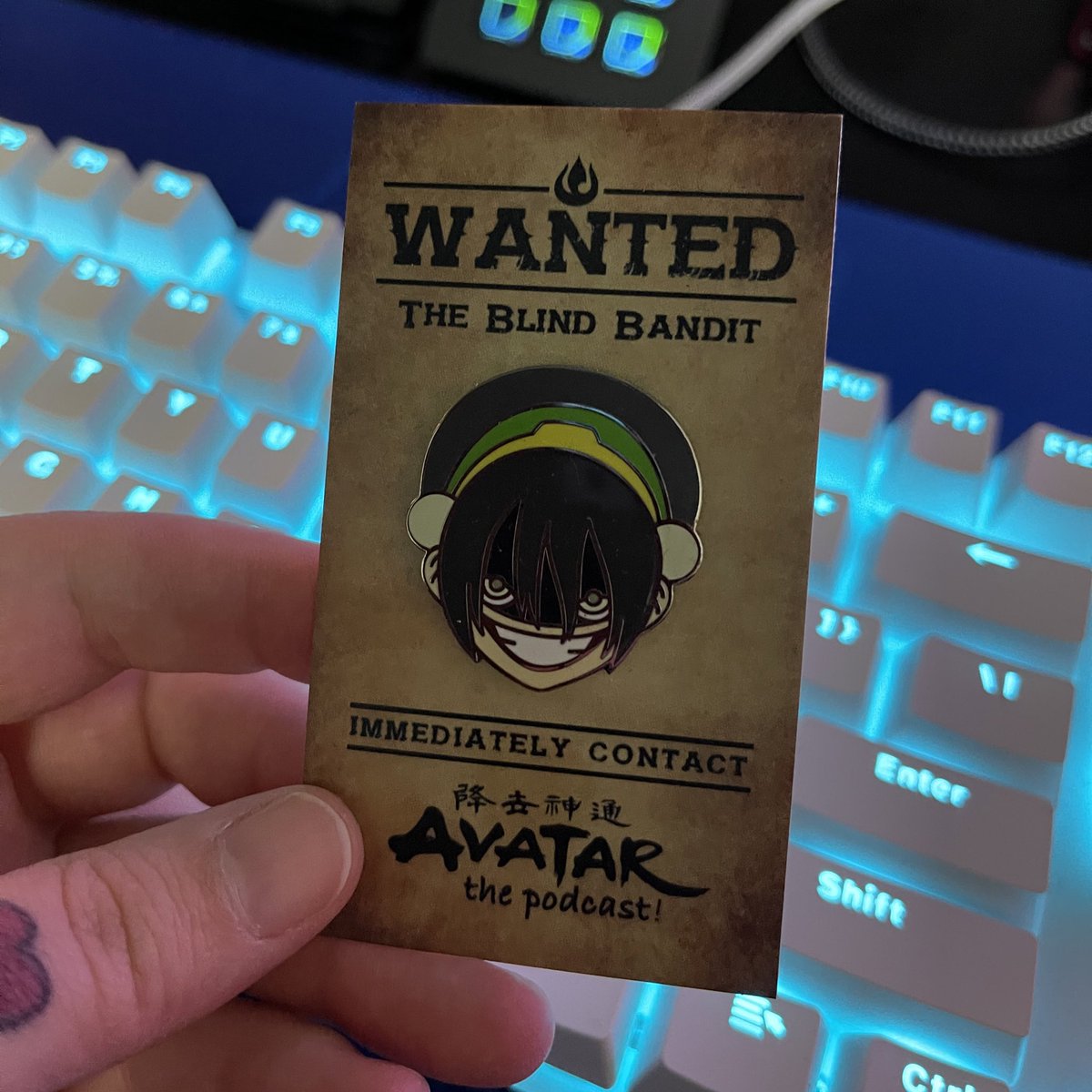 thecozyrogue's tweet image. I was having an insane time when this arrived, but i got my amazing Toph pin from @joisansstudio and @PodcastAvatar and I love it so much!!! 😍 Please go check them out and get more rad pins!