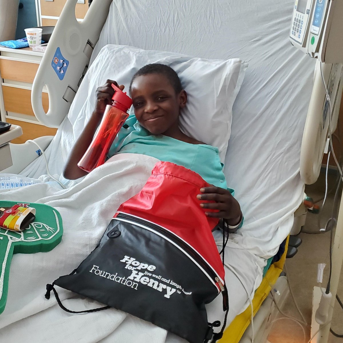 LBHealth's tweet photo. It didn’t matter who won the big game at The Samuelson Children’s Hospital on Sunday. The children celebrated with delicious cupcakes from @GTownCupcake and swag bags all courtesy of @hopeforhenry.
#ChildLife #LifeBridgeHealth #SinaiHospital #caringformd https://t.co/SM5G8OKZgM