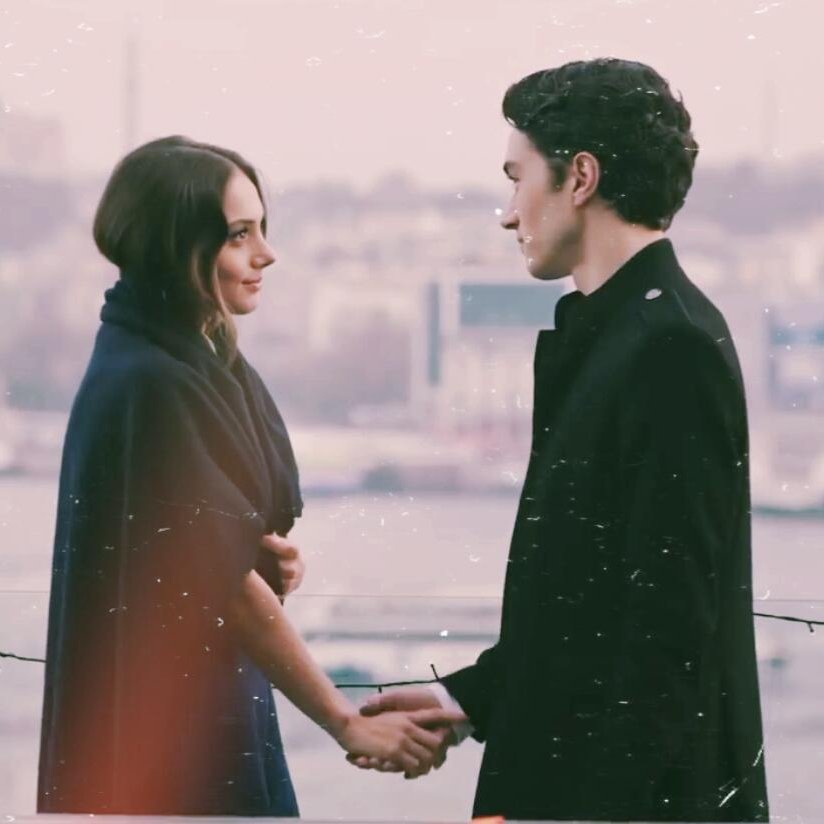 ghiblioz's tweet photo. "Bir yerde okumuştum, iyi şeyler birdenbire olur, insanı bekletmez diye... "
#Selhas
"İyi şeyler birdenbire olur. Oğuz Atay, okumuşsundur belki."
#SefirinKızı
Bir @eylemcanpolatt kalemi paralelliği 🍃🍃 https://t.co/WrBMxR6Rk2
