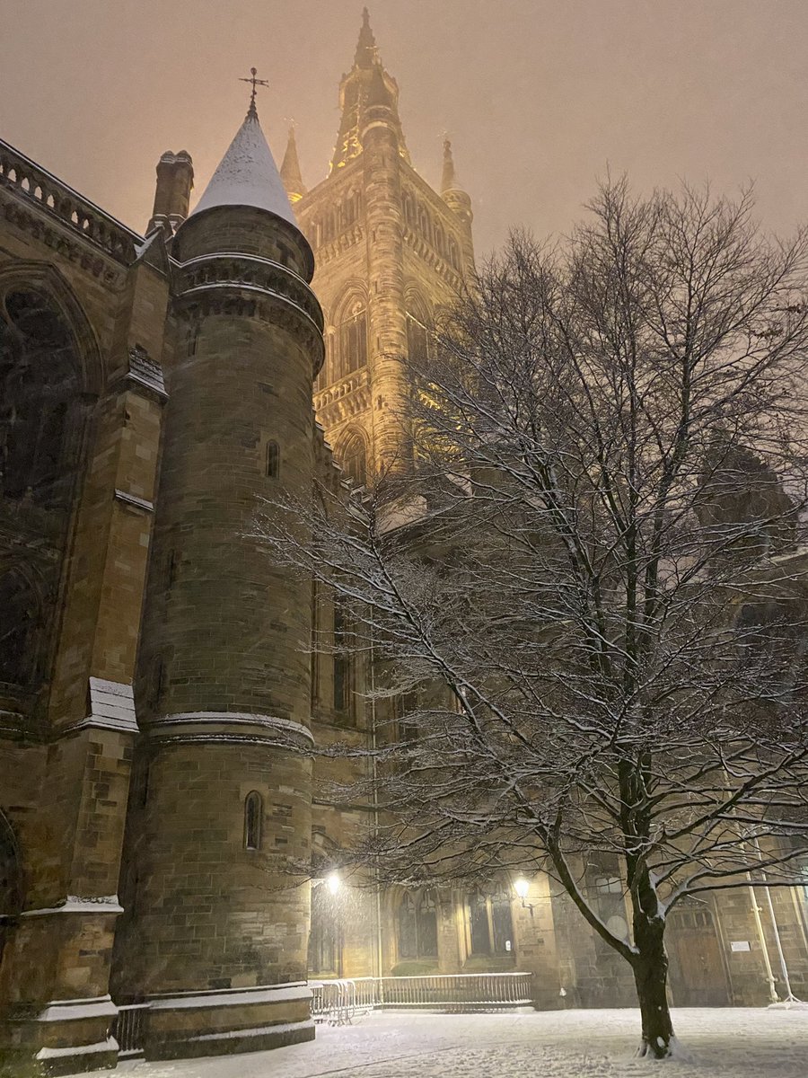 jesse_emerald's tweet photo. Glasgow University looking particularly beautiful tonight ❄️🤍 https://t.co/7NOZQSolgc