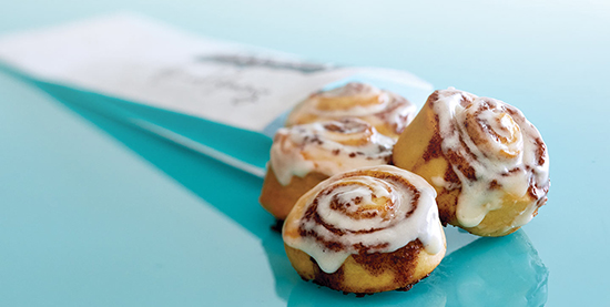 булочки обмазанные сгущёнкой. синабоны со сгущенкой. синнабон. синнабон сладость. Cinnabon слойки.