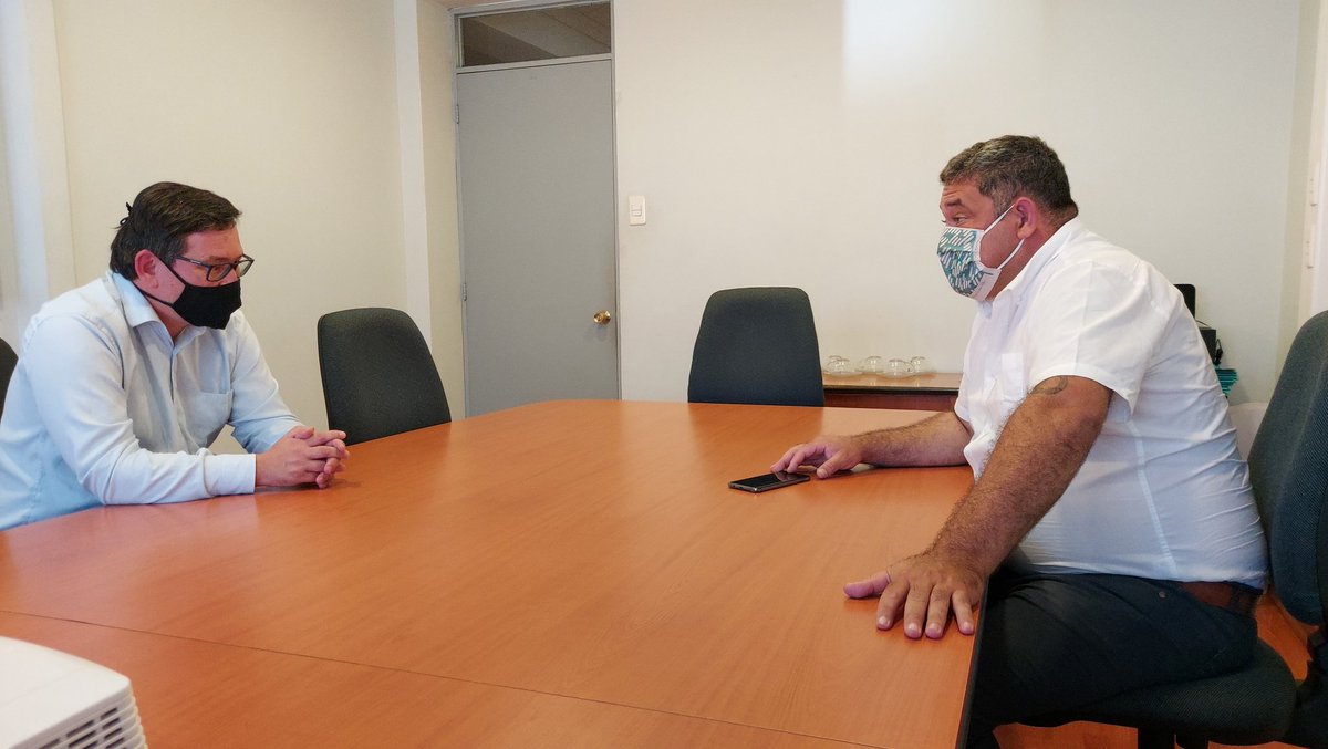Rsotoalballay's tweet photo. Siendo testigo de la crisis por quemas y contaminación en sector La Chimba, nos reunimos con el Administrador Regional @RafaelCastroAl7 y @GobAntofagasta Nalto Espinoza para trabajar en soluciones de cierres y vigilancia en terrenos fiscales #Antofagasta #RobertoSotoEsGestión https://t.co/dBEmdbwba6