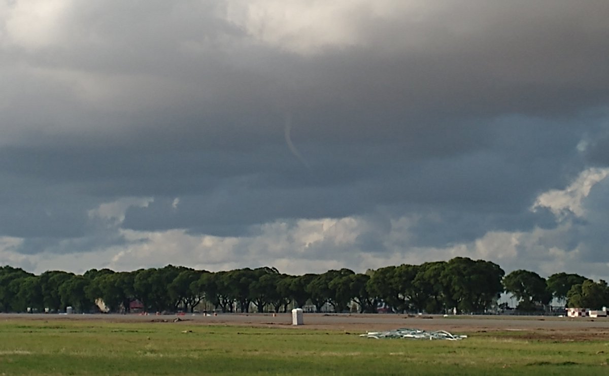 #AHORA | Nube embudo sobre #Palermo, CABA.

El pequeño fenómeno se originó a partir de la base baja de una nube con un poco de desarrollo vertical. No esperamos tornados para lo que resta de la jornada😆

Continuará la densa nubosidad sobre la ciudad. Si ven otro, avisen 😌