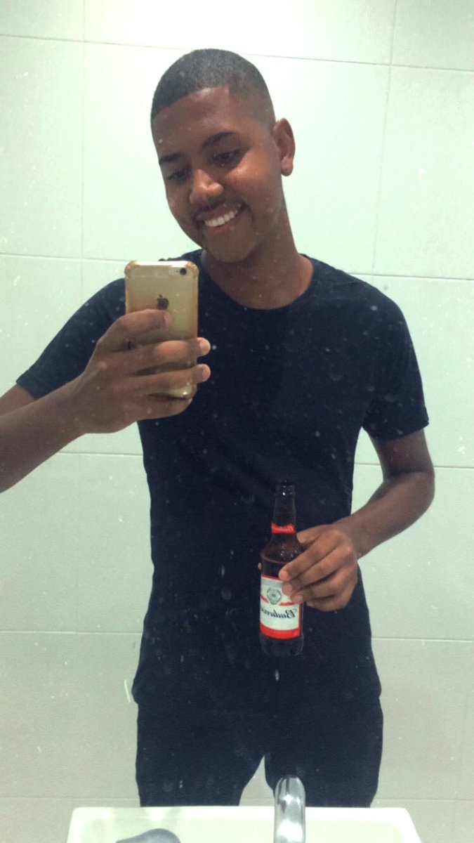 Freitastopre's tweet photo. Uma sério/ uma sorrindo https://t.co/cHHdeeuC3N