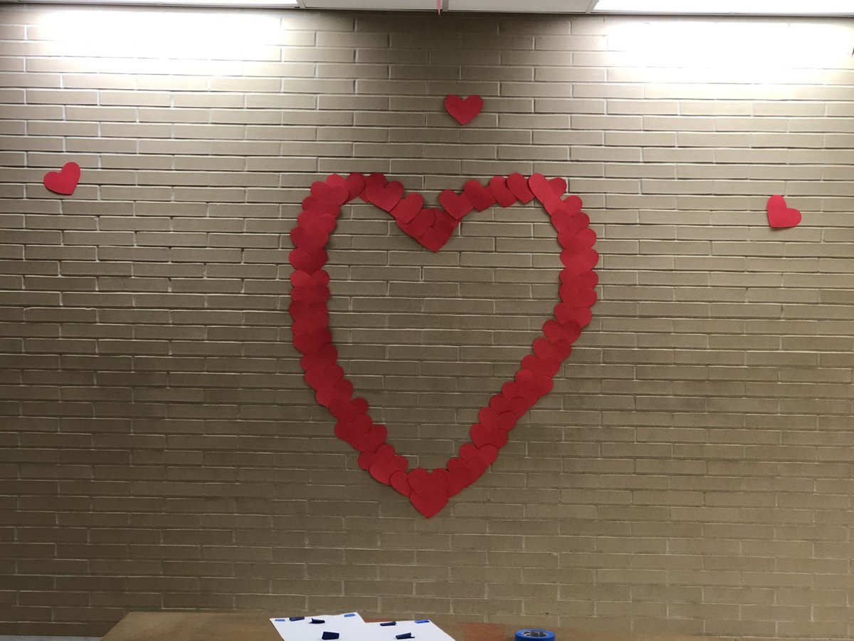 elkgrovestuden1's tweet photo. Love is in the foyer tonight!!! #gogrens @EGPrinciPaul @ElkGrove_HS https://t.co/9PEw5Y6DsX