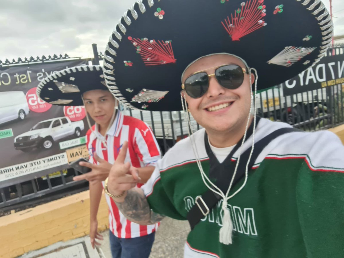 Pusimos punto de reunión, algunos hicieron previa en un bar y una hr antes del juego comenzamos a llegar. Los aficionados australianos no entendían que pasaba.... rápidamente nos rodeó seguridad y comenzaron a hacernos preguntas.