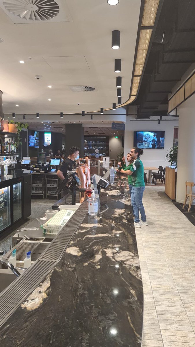 Pusimos punto de reunión, algunos hicieron previa en un bar y una hr antes del juego comenzamos a llegar. Los aficionados australianos no entendían que pasaba.... rápidamente nos rodeó seguridad y comenzaron a hacernos preguntas.