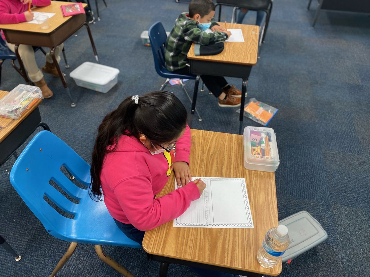 JanaeCapshaw's tweet photo. Scholars in Mr. Toro’s class engage in a gingerbread writing activity! #MESgrit @MorningsideFW @vanessacuarenta @_AHughes85 https://t.co/vlzpLZ7imm