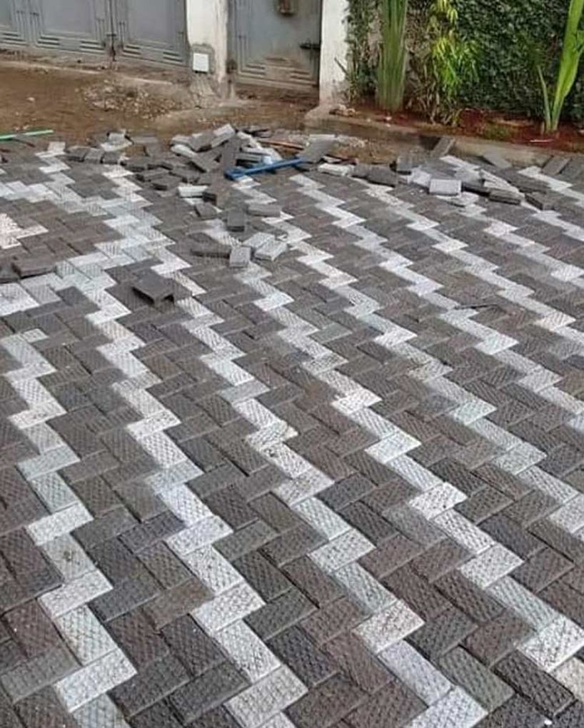 designboom's tweet photo. kenyan woman’s startup recycles plastic into bricks that are stronger than concrete
https://t.co/7Zds51zM2q https://t.co/bDii1PBWVW