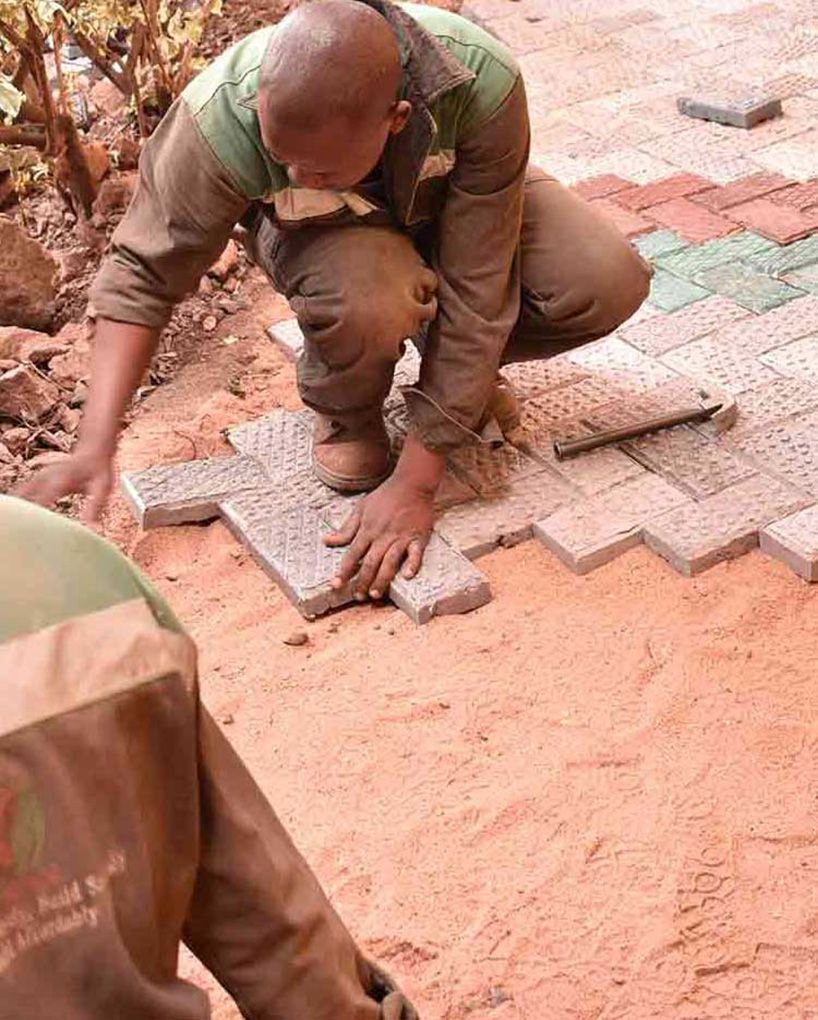 designboom's tweet photo. kenyan woman’s startup recycles plastic into bricks that are stronger than concrete
https://t.co/7Zds51zM2q https://t.co/bDii1PBWVW