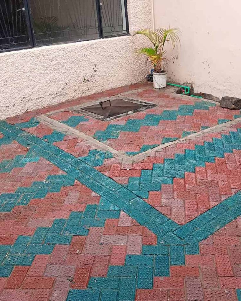 designboom's tweet photo. kenyan woman’s startup recycles plastic into bricks that are stronger than concrete
https://t.co/7Zds51zM2q https://t.co/bDii1PBWVW