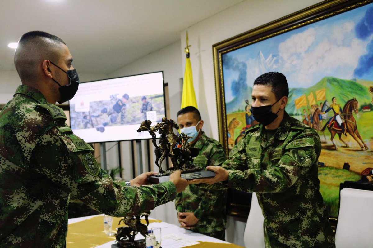 ejercito_cedoc's tweet photo. ¡Salve usted la patria! Así exclamaron con orgullo los futuros cabos terceros del @COL_EJERCITO , en ceremonia de especialización del Arma de Caballería. 

¿Qué mensaje le envías a estos integrantes de la divisa amarilla?

#OrgullosoDeSerSuboficial https://t.co/dkSAmoRHKk