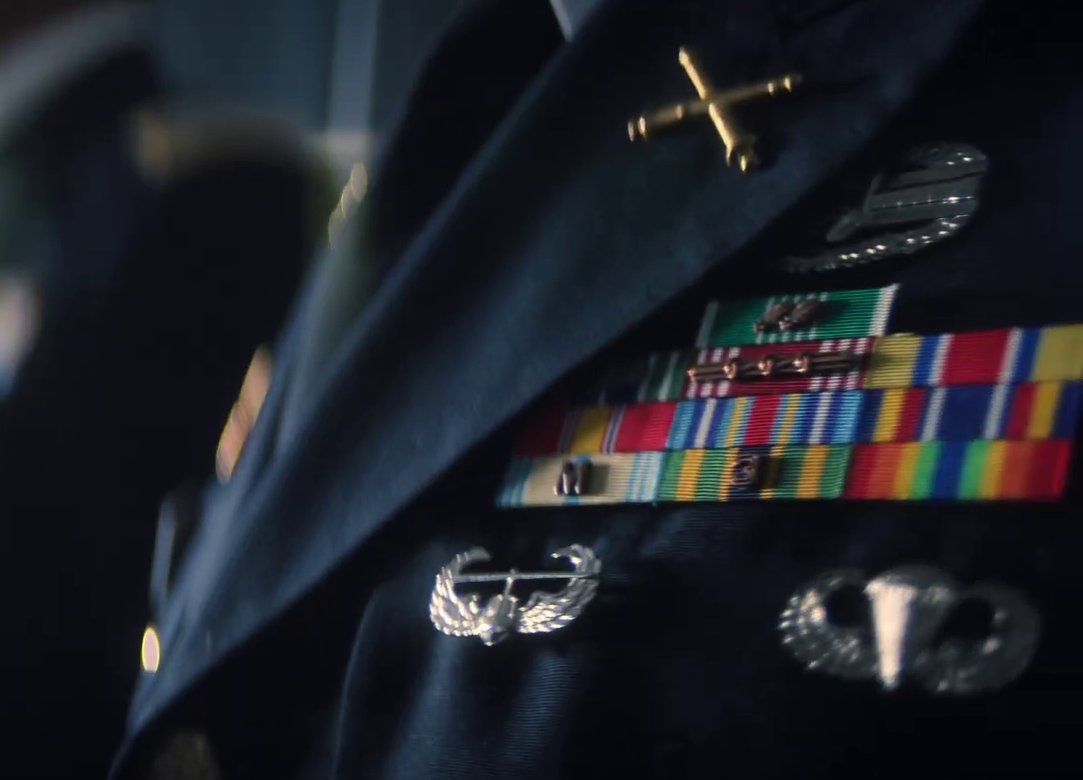 Rhodey? Nós achamos que não.As barretas no uniforme pertencem às Forças Armadas dos EUA. Rhodey fazia parte da Força Aérea.