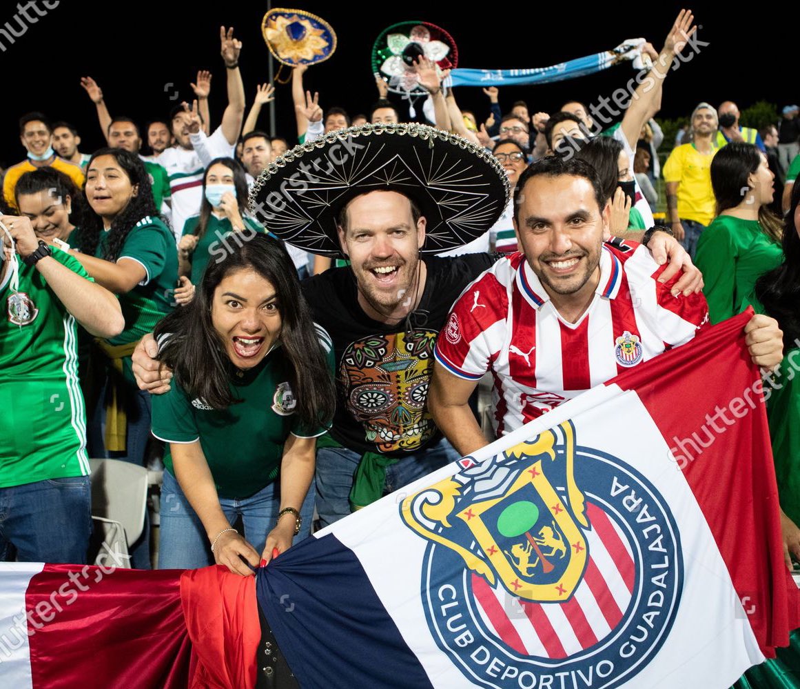 Y fue así como 60 mexicanos en Australia animaron un partido de fútbol y quizás lograron hacer sentir el calor de casa a  @uli_davila 