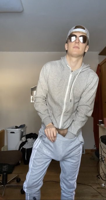 RT if you would do my laundry for me 😅 https://t.co/wRipb22Ynl