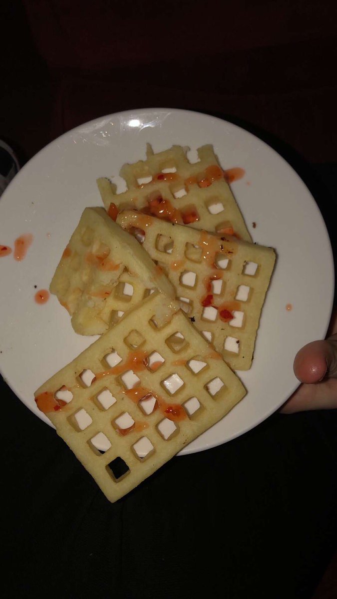 Hank41557601's tweet photo. Pop in the toaster for 3 and 1/2 minutes and a drop of Heinz ketchup 😍😜 @GordonRamsay #RateMyPlate https://t.co/G5EmblaVbA