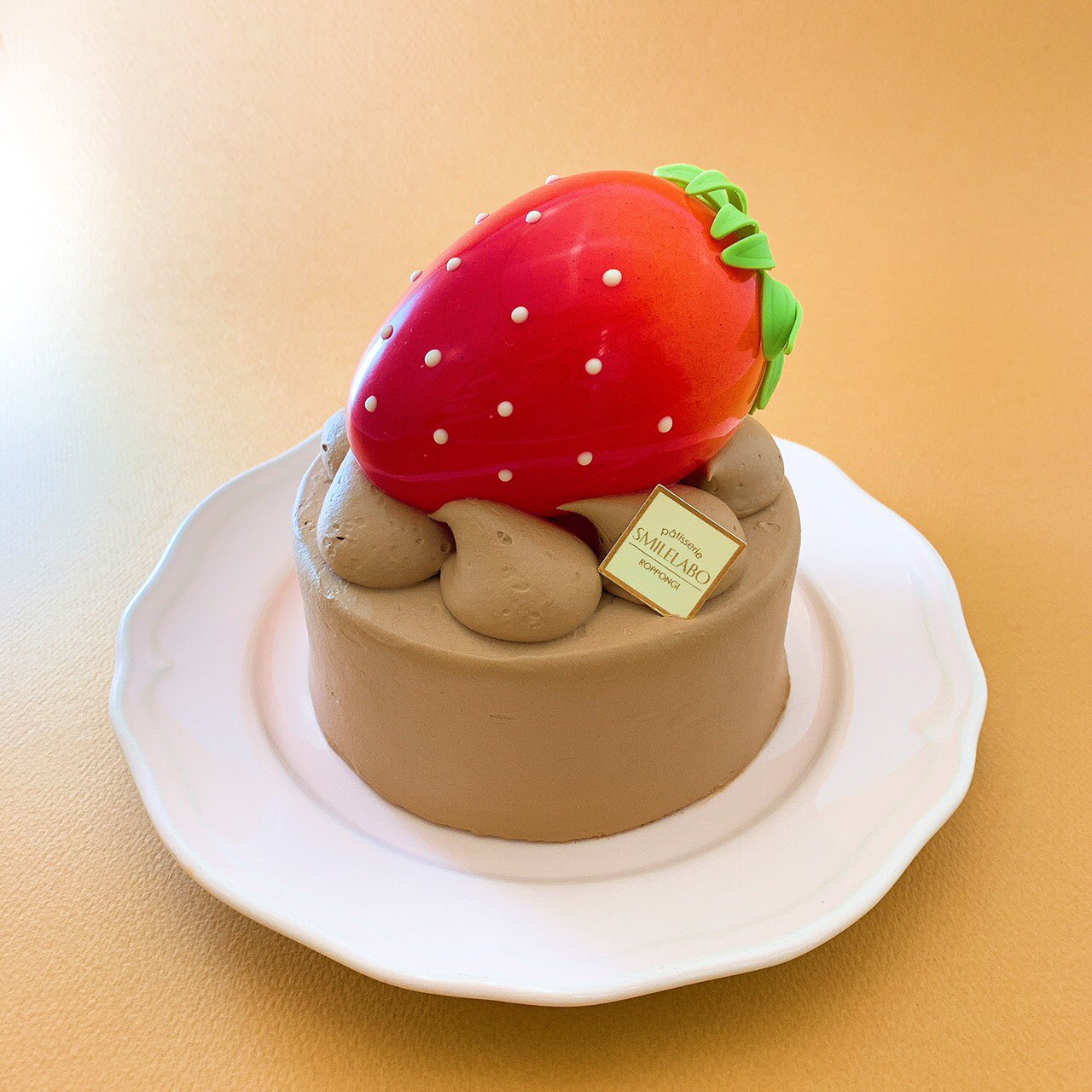 Smilelabo スマイルラボ おはようございます 商品の在庫がなかなか少なくて焦っています 今日も頑張って作ります 2月限定のグランフレーズショコラ ホールのショート ケーキにチョコレートで作った大きなイチゴが乗ったスマイルラボの人気商品です