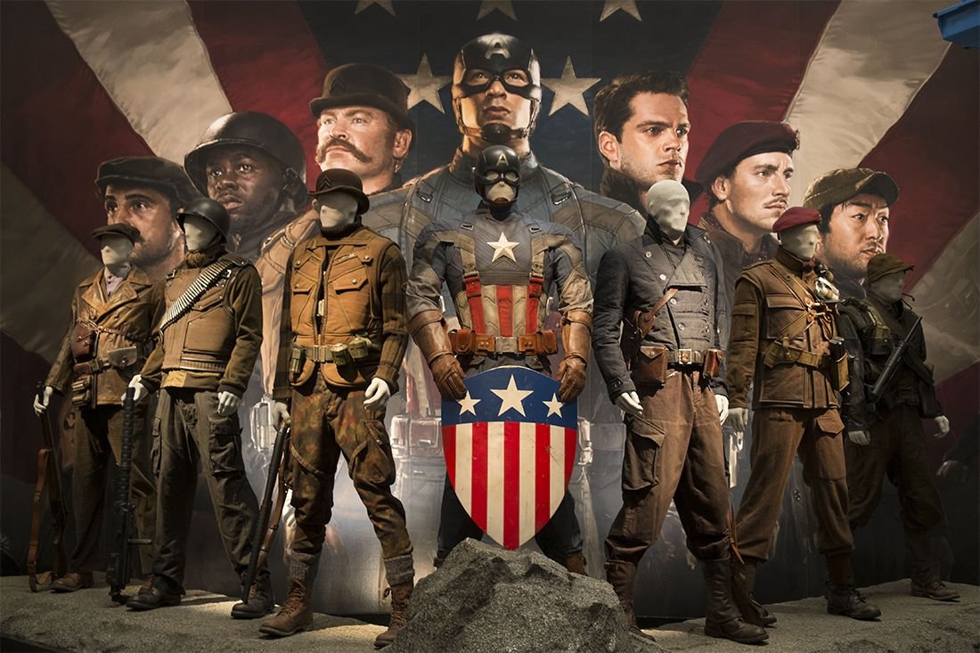 As 3 cenas anteriores levam a duas teorias:1) Esse é o funeral do Steve.2) Essa é a passagem do manto para o Agente Americano.O local dessas cenas pode ser o Museu Nacional do Ar e Espaço, onde aconteceu a exposição em homenagem ao Steve em "O Soldado Invernal".