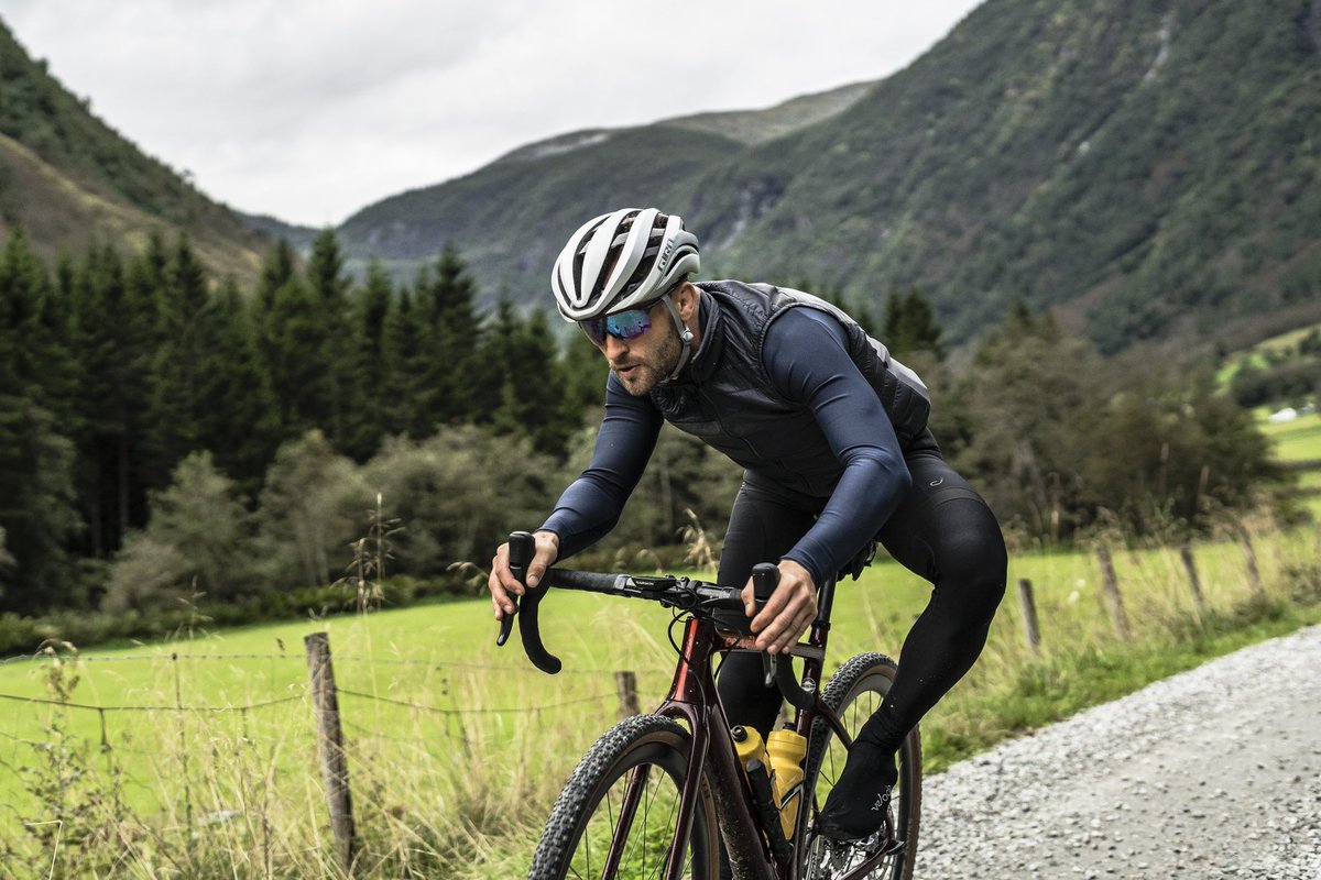 Coach_AP's tweet photo. There’s nothing quite like motor-pacing behind a minivan on a rural, dirt road somewhere in Norway 🇳🇴 so @zuperdehlie can get the shot 📸, is there @andrew_gardner ?! 😎
Glad we lived to tell the tale 😌
#gotalittlesideways #velocio #girohelmets #giantbicycles https://t.co/RT4rfijg2g