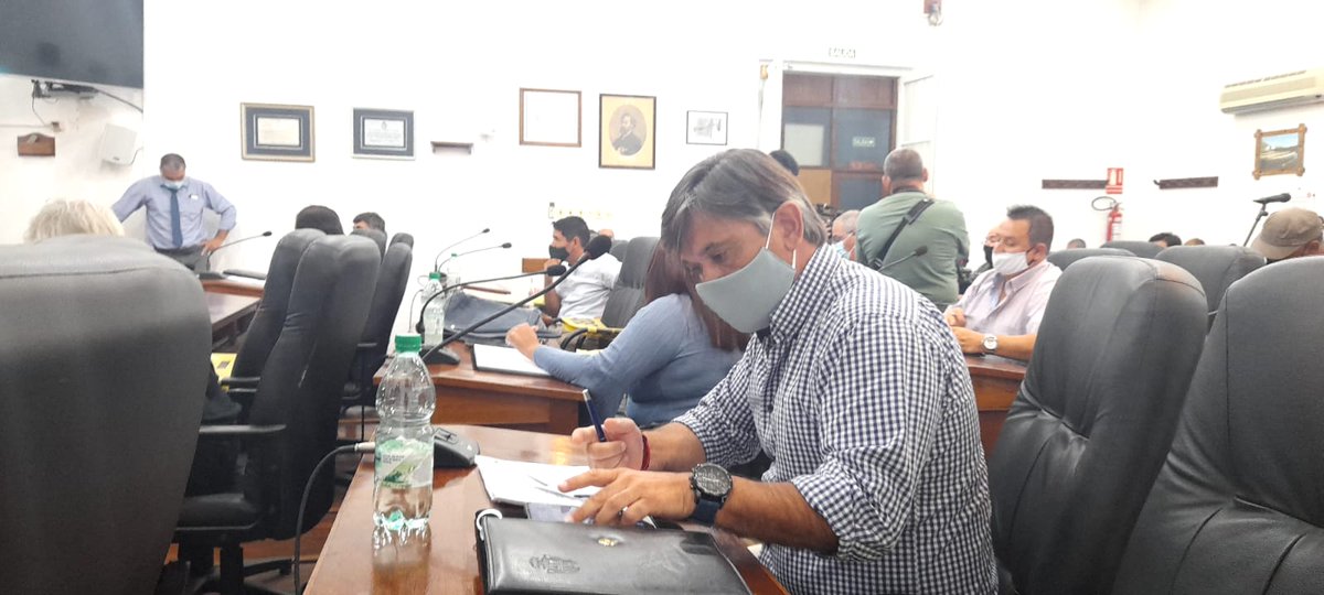 Hoy en nuestra primera sesión del año en la Junta Deptal. de Flores presentamos la moción de que se trate en comisión de legislación el Anteproyecto de Decreto para regular la propaganda en la vía pública. Estamos lejos de las elecciones y es el momento de tratar este tema.