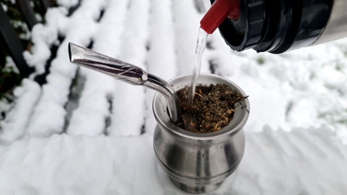 UruShop's tweet photo. Its freezing again! What better than your trusty mate to keep you warm
#yerbamate #yerbe #mate #snowday #snow #tea #warmup #picocebador https://t.co/Wdw5bv00pL