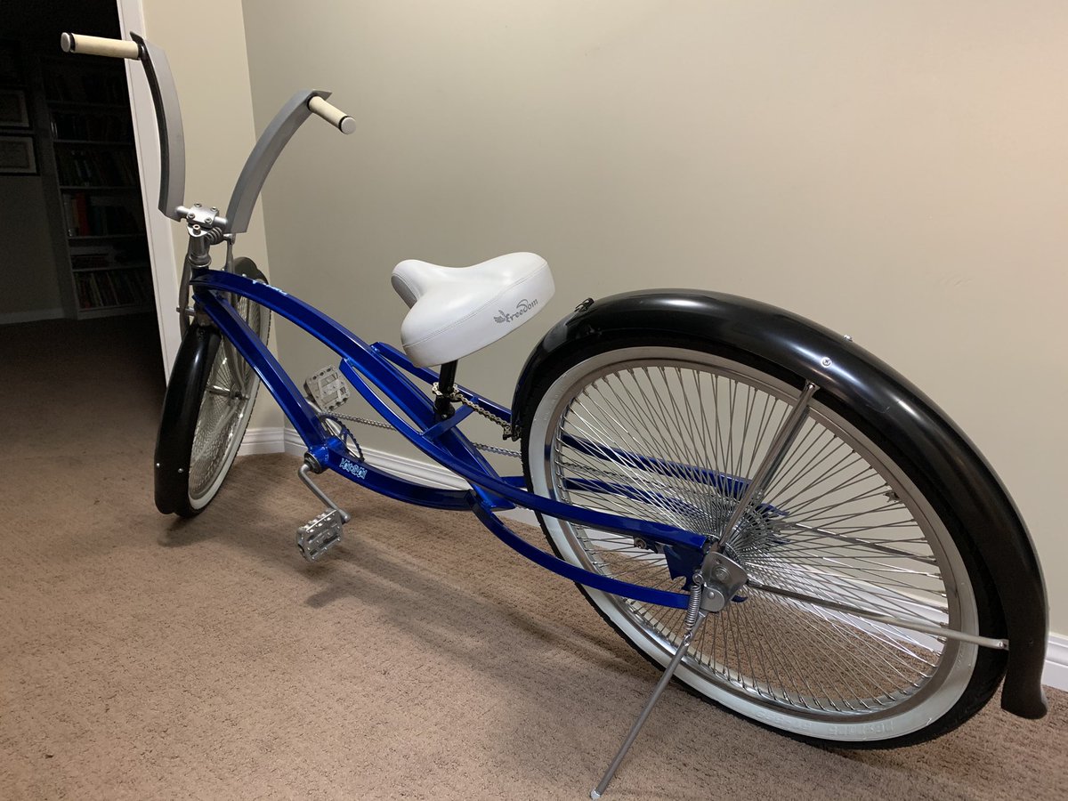 WrightnLeft's tweet photo. Just put on the new rims. #lowrider #bicycle #candyblue #custom https://t.co/OeGHDeulEH