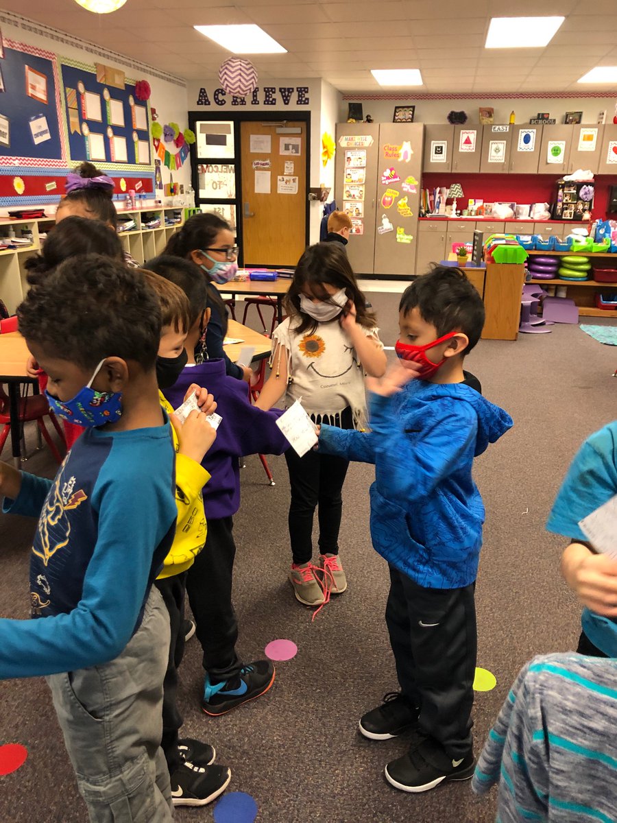 priceja11's tweet photo. Today in class we made positive notes for each other. #kindnessweek @AnadarkoSchools https://t.co/W3BDCjnk9v