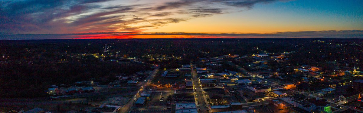 scottericday's tweet photo. Amazing sunset over Downtown Jasper this evening! @spann @jillgilardi @simpsonwhnt @weswyattweather @thisisalabama @JasperAlabama #sunset #jasperal https://t.co/1qLHGZnI1o