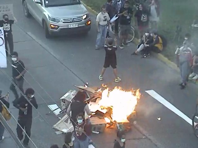 GeorgeEnOff's tweet photo. 🔴 [@EkizTv] URGENTE
Barricadas se registraron cerca de las 21hrs en el #ParqueComunal en #Rancagua 
@alegriagonzaa @reddeemergencia @capocele https://t.co/mxq2YfLsaA