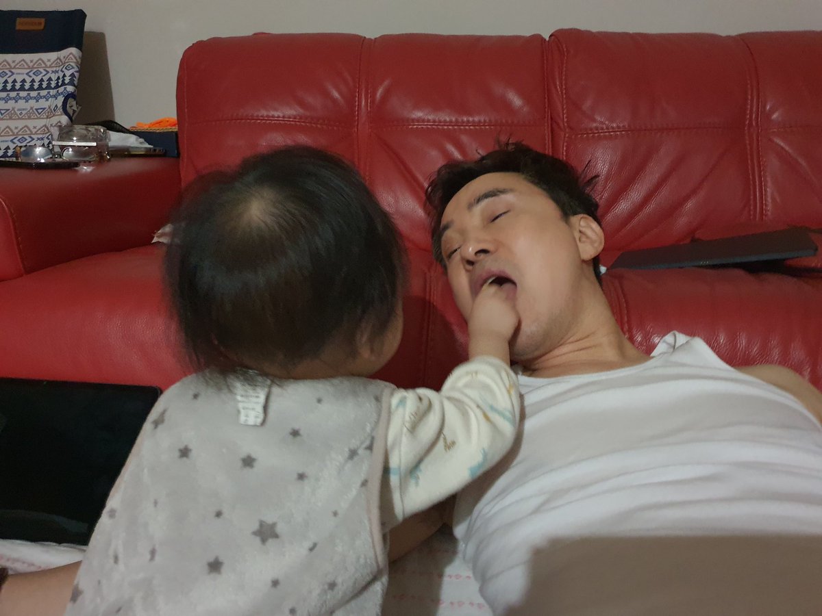 cheolmo's tweet photo. 이제 아이보는 것이 익숙하다. https://t.co/1Lp6C3teSV