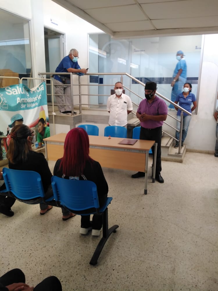 DrEduardoL's tweet photo. #8febr #ivss entrega de clasificaciónes a nuestros trabajadores @IVSS_SurVeritas después de varios años en espera gracias al apoyo del abog eulises rojas y nuestro director de rrhh licdo Licinio Lugo y su equipo. Haciendo justicia social @MagaGutierrezV https://t.co/4WXEaiCxX4
