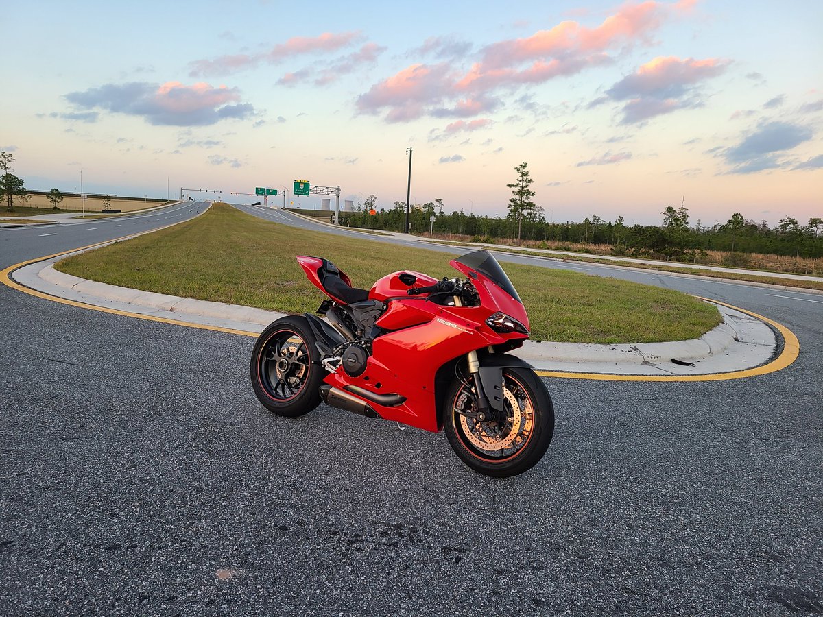 Separately took my ladies out for a ride and photo op! Love these Florida winter days 🏍👌🏻#honda #ducati