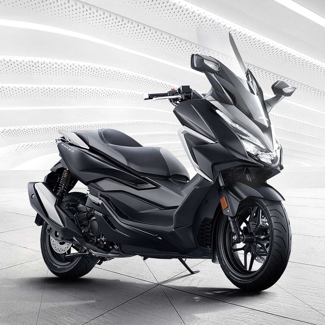 AstraHondaCare's tweet photo. Saatnya rasakan pengalaman berkendara yang penuh percaya diri dengan #BigScooter terbaru, Honda Forza.
Dengan mesin tebaru 250cc eSP+, #HondaForza tampil dengan desain yg semakin mewah dan prestis.
Tanya mimin untuk tau spesifikasi atau harganya ya π
#PurePrestigious #OneHEART https://t.co/uzd16gwUkp