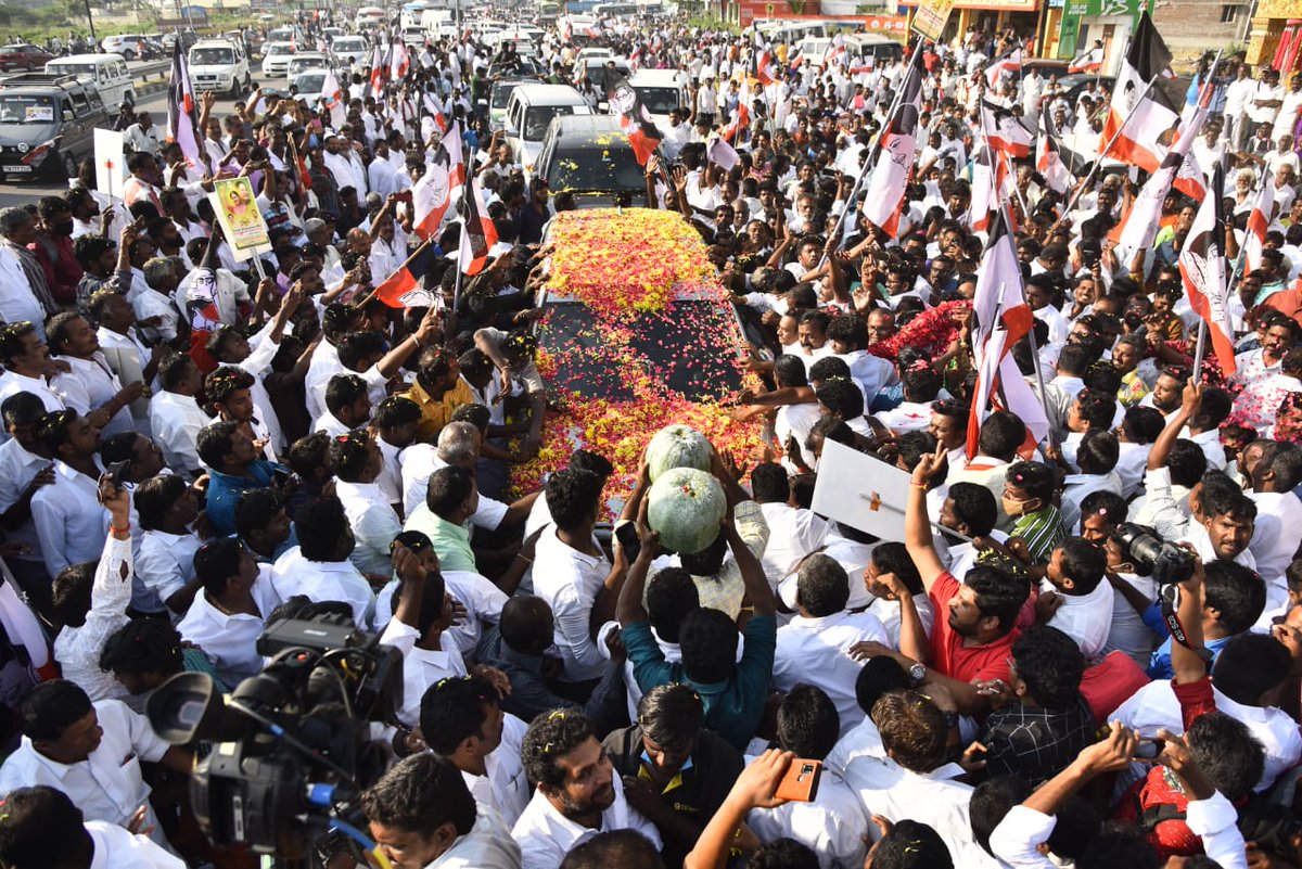 சின்னம்மா சென்னை எண்ட்ரி 🔥✌️

#TNwelcomesசின்னம்மா
#AMMK #TTVDhinakaran