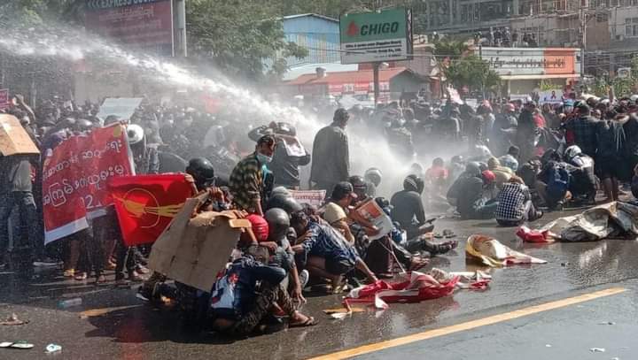 ChitSuW99880832's tweet photo. @MayWongCNA Protesters collapsed after police use water cannon on them in Naypyidaw #2021uprising https://t.co/qwZpXmH7CQ https://t.co/o69HGsiEQ5