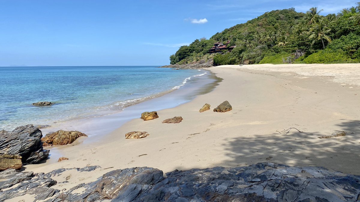 GlobeRovers's tweet photo. The beaches are all mine. High season and not a tourist in sight... how lovely #emptybeaches #kohlanta https://t.co/Xj9uLcQg98