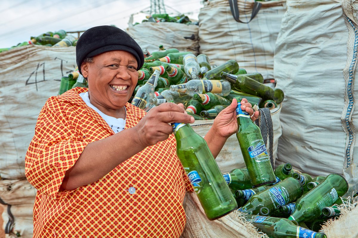 DID YOU KNOW? In South Africa, it's not necessary to wash glass before placing it into glass banks although a rinse is recommended for sauce jars. In addition to this, we don’t need to separate different coloured glass into separate banks. All in all, recycling glass is easy! https://t.co/YnTU743UVI