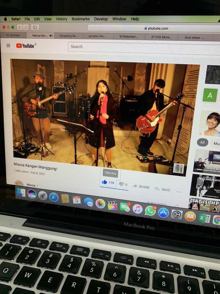 sungguh mimin rindu sing along di depan panggung <a href="/moccaofficial/">MOCCA</a>