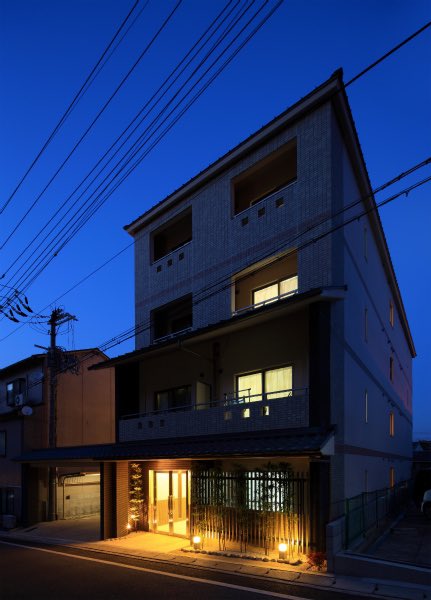 Kyoto_GJHOMES's tweet image. 【衣笠店】
夜も外観の雰囲気が良いハイグレードマンション🌃
全室8帖以上あり、設備も充実です✨

#pureforest 
#立命館大学 #佛教大学
#京都
#一人暮らし　#大学生
#homes #homes衣笠店