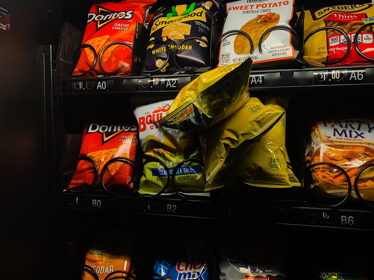 VictoriaSax1's tweet image. What disappointment looks like 

#Snackmachine #fail #chips