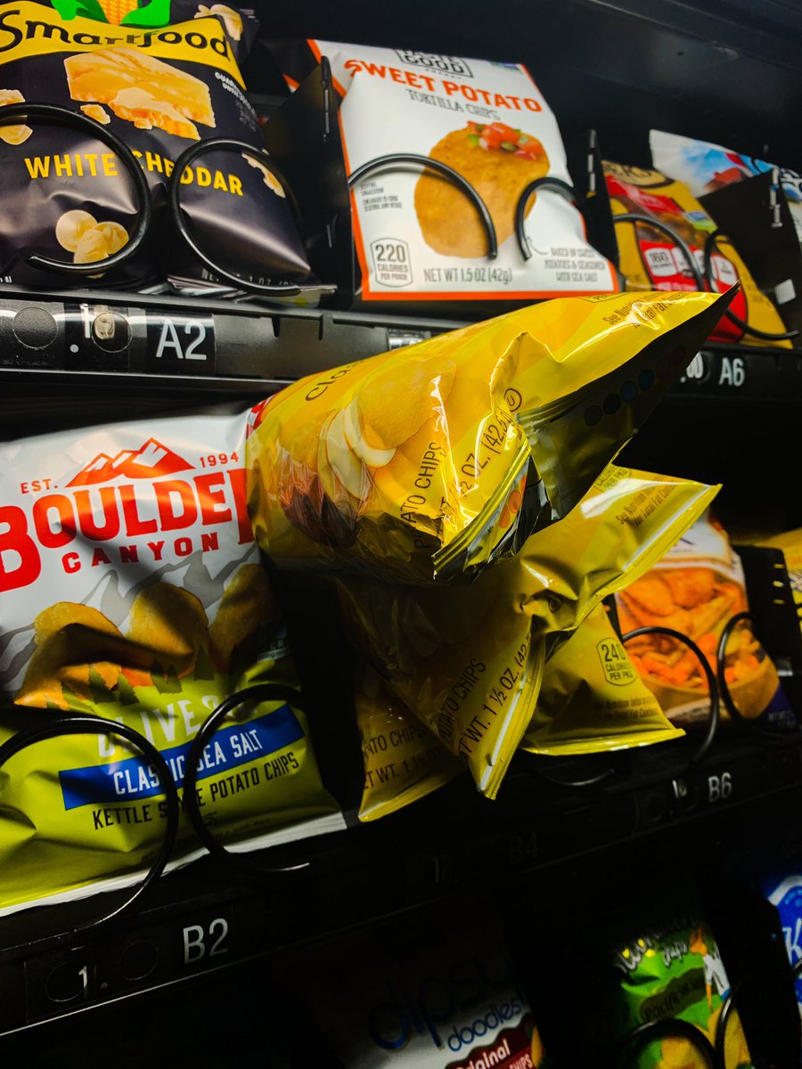 VictoriaSax1's tweet image. What disappointment looks like 

#Snackmachine #fail #chips