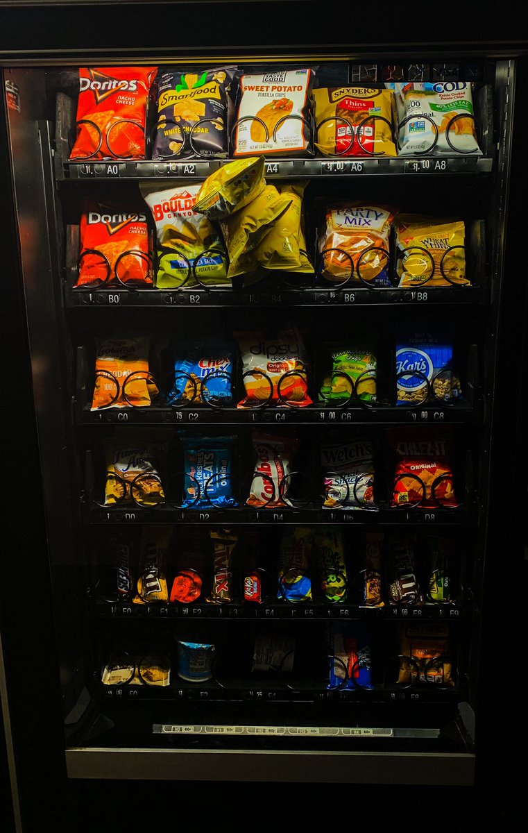 VictoriaSax1's tweet image. What disappointment looks like 

#Snackmachine #fail #chips